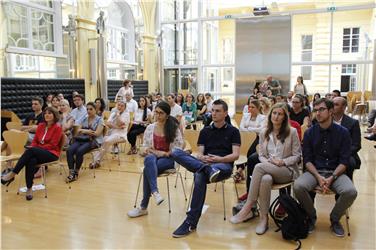 L'incontro fra i tirocinanti estivi e l'assessora Deeg (Foto USP/Greta Stuefer)