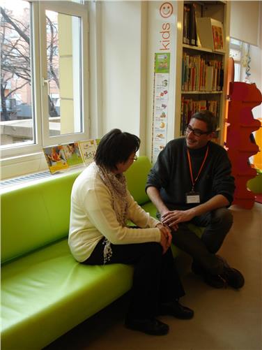 Uno dei tutor linguistici fornisce consulenza per l'auto-apprendimento (Foto: USP/Centro Multilingue Bolzano)