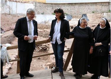 L'assessore Florian Mussner nel sopralluogo ai resti della villa romana di Gries con Catrin Marzoli, direttrice dell'Ufficio beni archeologici