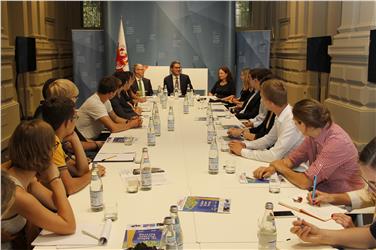 Interessante colloquio del presidente Kompatscher con la delegazione degli universitari di Germania (Foto USP/mb)
