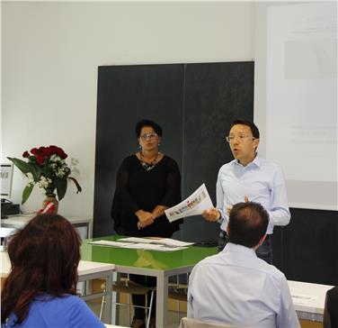 L'assessore Christian Tommasini e la Sovrintendente Nicoltta Minnei fanno il punto della situazione sul potenziamento del plurilinguismo (Foto: USP/Lisa Corrarati)