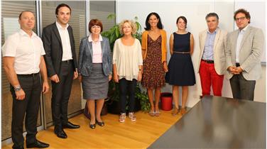 (da sx) Voker Klotz, assessore Philipp Achammer, la nuova presidente Brigitte Mazohl, Christine Roilo, Eva Gratl, Veronica Craffonara, Ferruccio Delle Cave e il direttore della Biblitoeca "Teßmann" Johannes Andresen (Foto: USP/me)