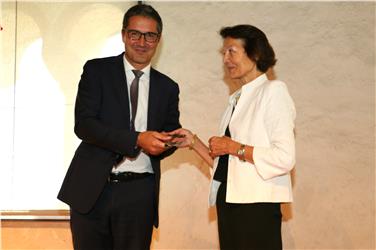 Kompatscher riceve dalla vicedirettrice Paula Mair le chiavi della torre (FOTO: Roman Clara)