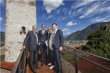 Il "padrone di casa" Reinhold Messner con il presidente Kompatscher e i Ministri Kurz e Gentiloni (Foto USP/Oskar Verant)