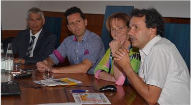 Studio sui transfrontalieri che pendolano tra Venosta e Svizzera: Helmuth Sinn, Ulrich Veith (sindaco di Malles), Martha Stocker e Stefan Luther (Foto USP/mp)