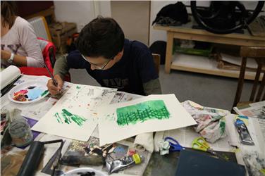 Ragazzi all'opera durante uno dei workshop del progetto MuJuk (Foto: Musei)