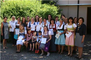 Formazione conclusa e diplomi consegnati, per 21 donne altoatesine che hanno frequentato un corso per diventare Tagesmutter (Foto: USP)