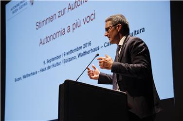 Il presidente Arno Kompatscher durante il suo intervento alla Waltherhaus