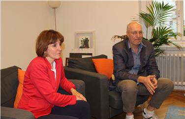L'assessora Waltraud Deeg a colloquio con il coordinatore del Telefono genitori, Stefan Eikemann (Foto USP)