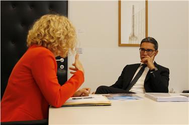 Il presidente Arno Kompatscher durante l'incontro con la difensora civica Gabriella Morandell (Foto USP/mb)