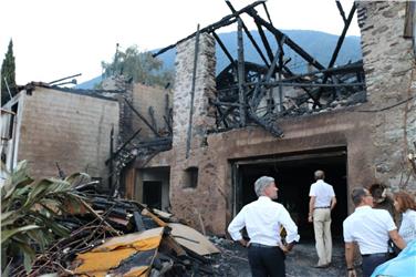 L'assessore Schuler in visita a maso "Biedermannhof" a Cermes, interessato dall'incendio (Foto: USP/R.Tumler )