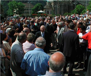 Carlo Azeglio Ciampi in piazza Walther, a Bolzano, durante la visita ufficiale del luglio 2001 (Foto USP/Pertl)