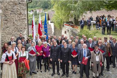 Foto di gruppo: Kompatscher, Platter e le "nuove" Croci al merito del Land Tirolo (Foto USP/Seehauser)