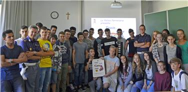 Gli studenti della "Cesare Ritz" assieme agli agenti della Polfer