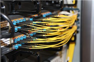 Decine di cavi per portare internet veloce nelle case e nelle aziende di Nova Ponente (Foto USP/rm)