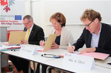 Gli assessori Tratter, Stocker e Olivi hanno sottoscritto un protocollo d'intesa. Foto A. Gluderer