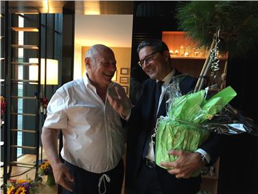 Nella visita a Cirlano il presidente Kompatscher consegna al suo predecessore Luis Durnwalder un pino mugo, regalo per i suoi 75 anni