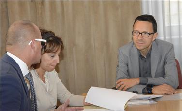 L'assessore Christian Tommasini, il presidente della CNA, Claudio Corrarati, e la direttrice dell'Ufficio progettualità scolastica, Rosella Li Castri