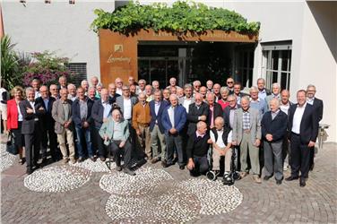 Foto di gruppo con gli ex sindaci nel centro Laimburg