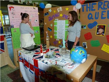 Lingue europee esposte in fiera alla Scuola superiore di La Villa in Val Badia (Foto: USP)