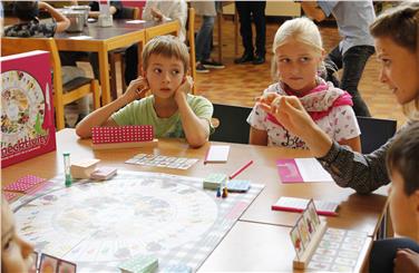 I bambini apprendono l'alimentazione sana con un gioco di società (Foto: USP/Verena Hilber)