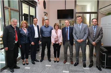 (da sin.)  Florian Mussner, Edith Ploner, Philipp Achammer, Werner Sporer, Rita Chiaramonte, Roland Verra,  Peter Höllrigl e Tonino Tuttolomondo Foto: USP/me