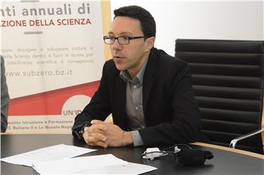 L'assessore Christian Tommasini nel corso della presentazione del programma di "subzero - Storie di Scienza"