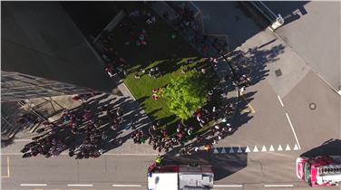 Evacuazione della ella Scuola professionale provinciale per il commercio, artigianato e industria "Zuegg" a Merano nel film girato con un drone (Foto: Ufficio prevenzione incendi)