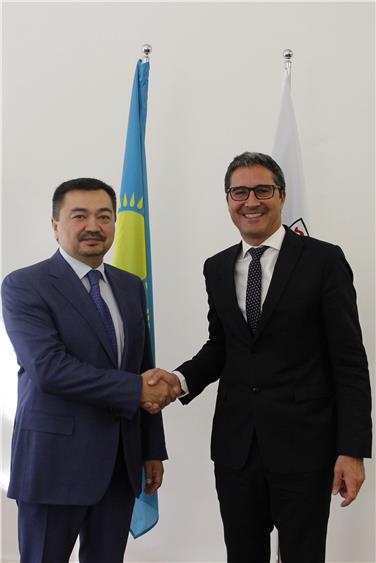 L'ambasciatore kazako a Roma, Sergey Nurtayev, e il presidente della giunta provinciale, Arno Kompatscher
