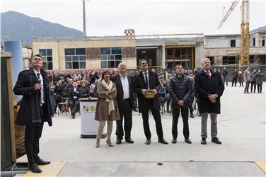Con il naso all'insù: il presidente Kompatscher e gli altri ospiti d'onore della cerimonia controllano il completamento delle opere grezze del Parco tecnologico (Foto BLS/Pertoll)