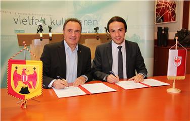 Gli assessori Helmut Bieler e Philipp Achammer sottoscrivono la dichiarazione d'intenti per la collaborazione in ambito culturale tra Provincia di Bolzano e Land Burgenland