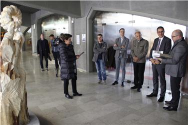 La dirigente della Scuola ladina di Fassa, Mirella Florian, illusstra il progetto del Simposio di scultura lignea