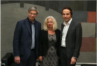 Eecente incontro sulla politica culturale fra l'assessore provinciale Achammer (dx) e il collega del Comune di Bolzano Repetto (sx) e la presidente della Commissione Cultura Hofer (centro) - Foto: USP/I.Dejaco
