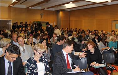 Folta partecipazione al convegno sul sostegno finanziario in caso di separazioni o divorzi. Tra il pubblico anche l'assessora Waltraud Deeg