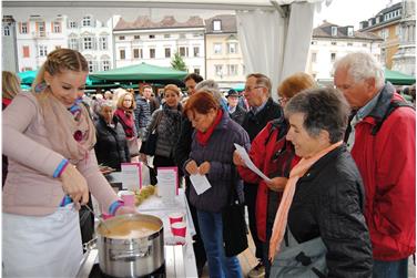 Prelibatezze e curiosità per il pubblico allo stand della Scuola professionale agroalimentare Aslago alla Feste del Raccolto 2016