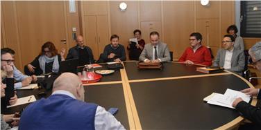 Confronto fra l’assessore Tommasini, il presidente IPES Schweigkofler e i rappresentanti sindacali in vista dell’introduzione della Dichiarazione unica sul reddito e patrimonio per gli alloggi IPES (Foto: USP/M.Diquirico)