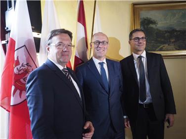 I tre presidenti dell'Euregio (Platter, Rossi e Kompatscher) a Castel Toblino (Foto Ufficio stampa Provincia Trento)