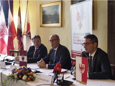 55 progetti gestiti dal GECT Euregio: i presidenti Kompatscher, Rossi e Platter durante la conferenza stampa a Castel Toblino
