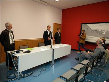 Schuler, Pollinger (a sinistra) e il direttore dell'Ufficio prevenzione incendi Marco Becarelli (destra) alla presentazione del film (Foto USP/Agenzia protezione civile)