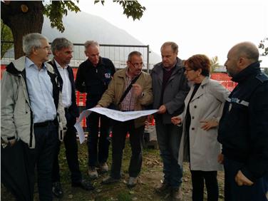 Isarco a Bolzano (da dx): agente della polizia ambientale, assessora Lorenzini, direttore ufficio Egger, Coli, capo squadra Kerschbaumer, assessore Schuler, direttore Pollinger