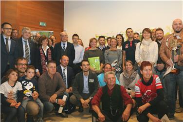 I vincitori del cicloconcorso "L'Alto Adige pedala" con i rappresentanti della Giunta provinciale Waltraud Deeg e Florian Mussner (Foto: USP/rc)