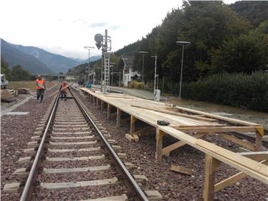 Per consentire salita e discesa dai treni in sicurezza vengono predisposte pensiline provvisorie in legno lungo la ferrovia della Venosta a Silandro, Lasa e Spondinga (FOTO: Mario Cagol)