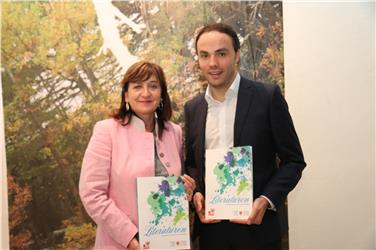 La nuova edizione dei "Kulturberichte" è stata presentata congiuntamente dall'assessore Achammer e dalla collega tirolese Palfrader il 21 ottobre a Bolzano (Foto: USP/M.Ebert)