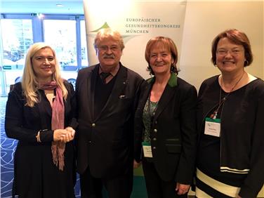 L'assessora Martha Stocker con la ministra Melanie Huml, l'europarlamentare Elmar Brok e l'organizzatrice del Congresso europeo, Claudia Künig