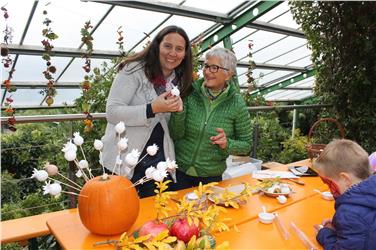 Karin Kompatscher, curatrice dei Giardini, e la guida del parco Heidi Schnitzer si divertono a creare piccoli melograni