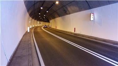 Dopo gli interventi di ripulitura e ritinteggiatura sono più luminose e sicure le gallerie lungo la strada statale della Val Badia  (FOTO: USP)