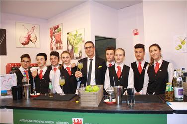 Il presidente della Provincia, Arno Kompatscher, con i giovani allievi della Scuola "Cesare Ritz" allo stand di Fiera Hotel