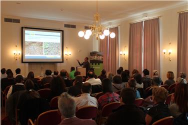 Seguito con interesse il convegno dedicato alle erbe aromatiche e alle piante officinali che crescono in territorio altoatesino, organizzato dal Centro di sperimentazione Laimburg al Kurhaus di Merano (Foto: Cenro sperimentazione Laimburg/F.M.Hack)