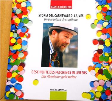 La copertina del libro “Storia del Carnevale di Laives. Un'avventura che continua”/Geschichte des Faschings in Leifers. Das Abendteuer geht weiter"