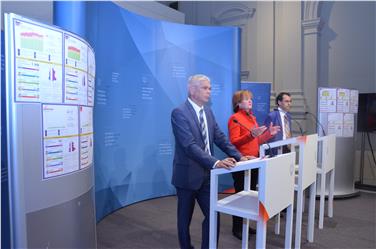 L’assessora provinciale al lavoro, Martha Stocker, il direttore della Ripartizione lavoro, Helmuth Sinn, ed il direttore dell’Osservatorio del mercato del lavoro, Stefan Luther